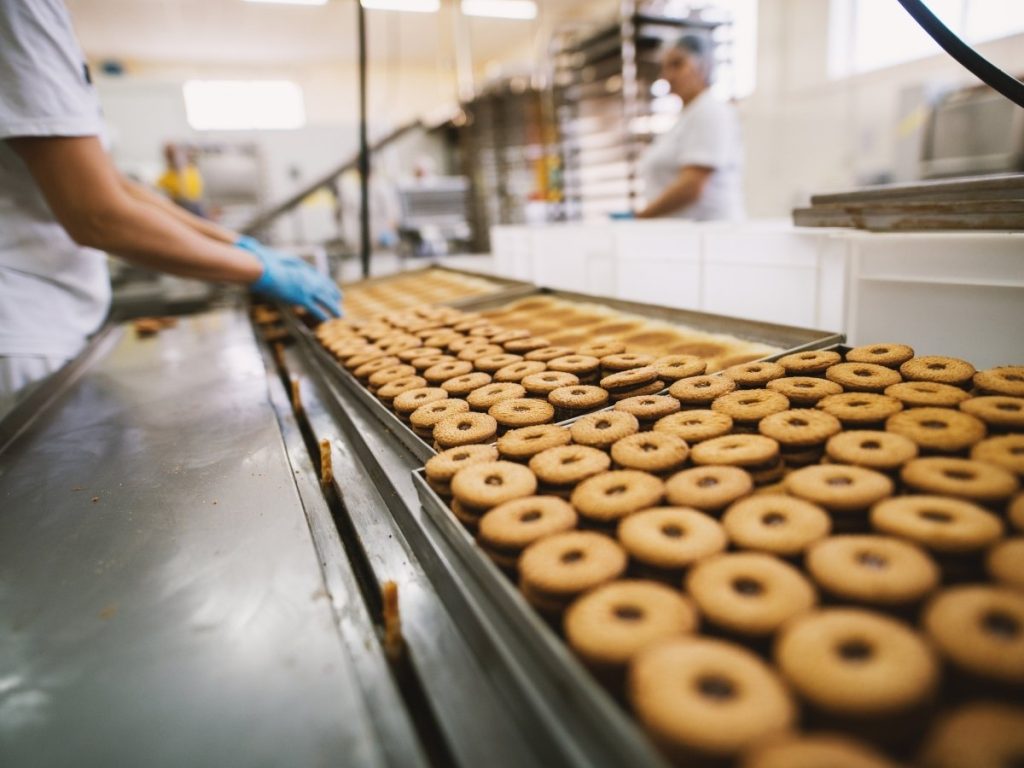 Lebensmittelindustrie &ndash; Automatisierte Produktion in moderner Fabrik