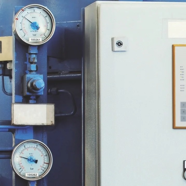 Elektrofachkräftemangel in der Industrie: Wie Technologie Stillstände verhindert